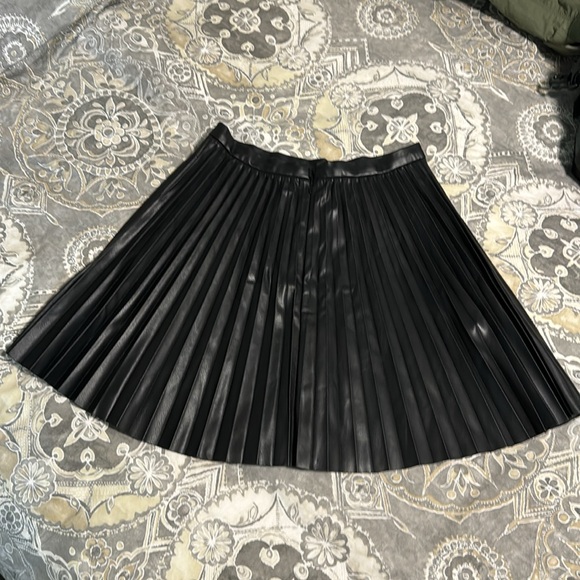 Faux leather pleated mini skirt - Picture 2 of 2